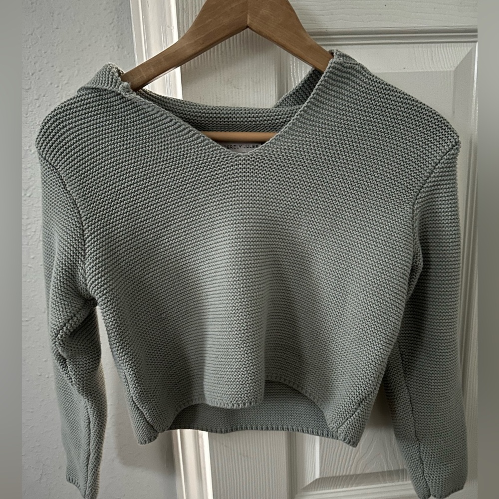 Adorable green cropped sweater! 🐢